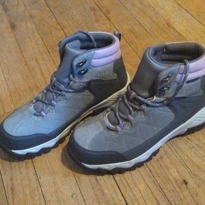 New hiking boots size 8